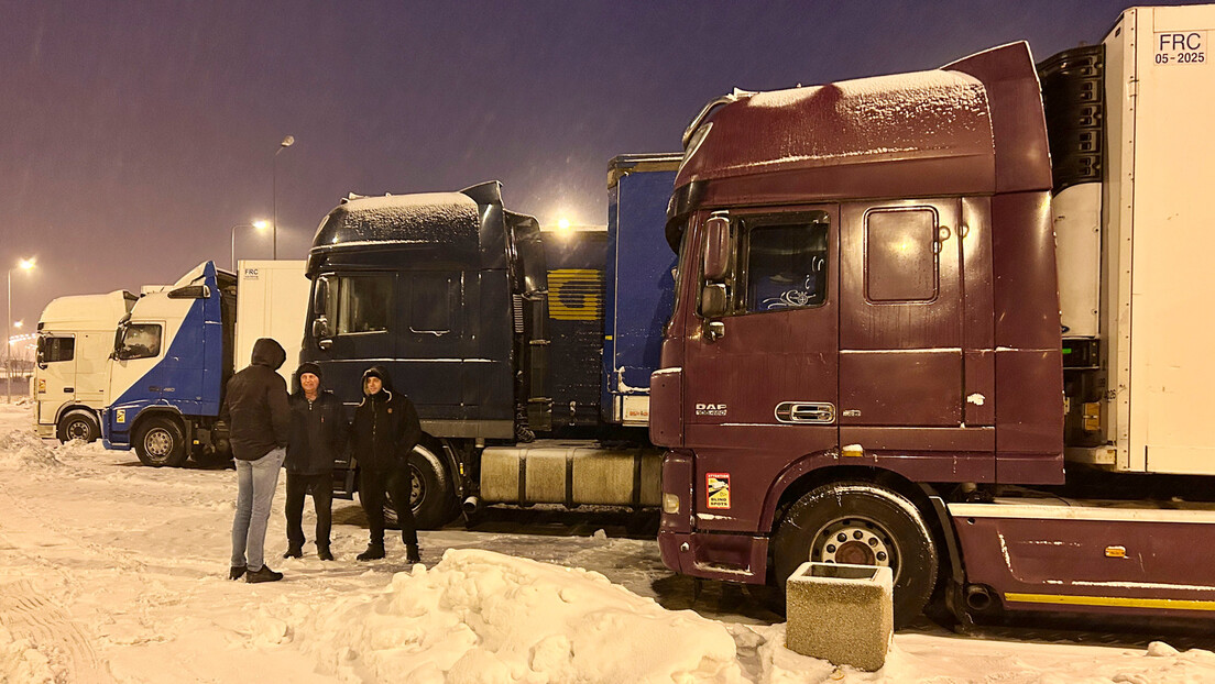 Украјина заобилази блокаде: Камионе преко пољске границе превозе железницом