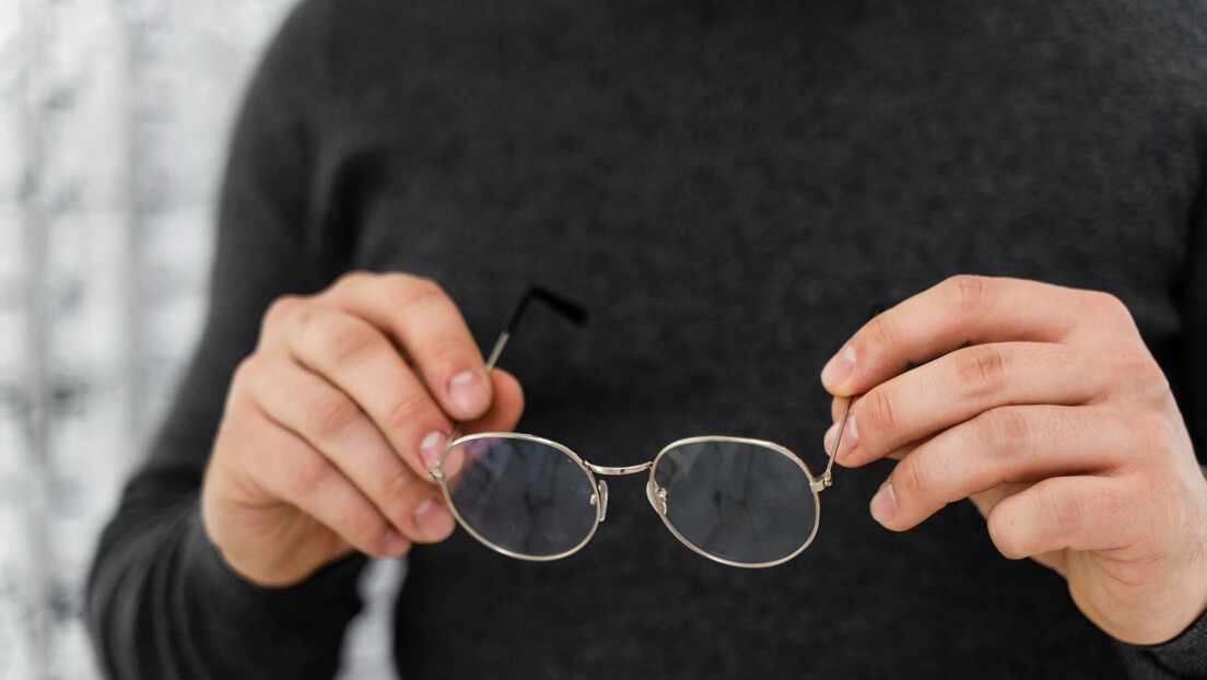 Једноставан трик који спречава замагљивање наочара за вид