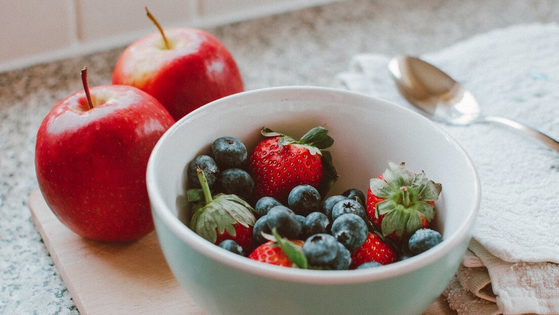 "Samo pre jela, nikada posle podne ...": Najčešće zablude o konzumiranju voća