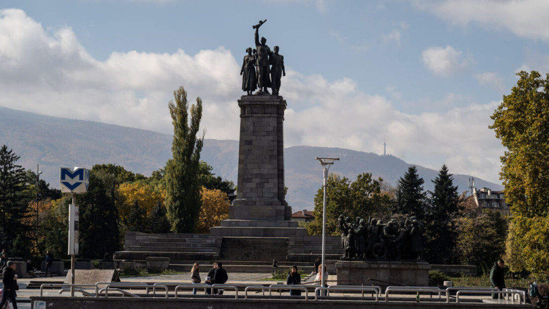 Бугарска захвалност: У Софији почело уклањање споменика совјетској армији