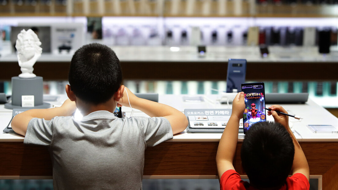 U školu bez mobilnog telefona? Nove smernice za đake, roditelje i prosvetare u srpskim školama