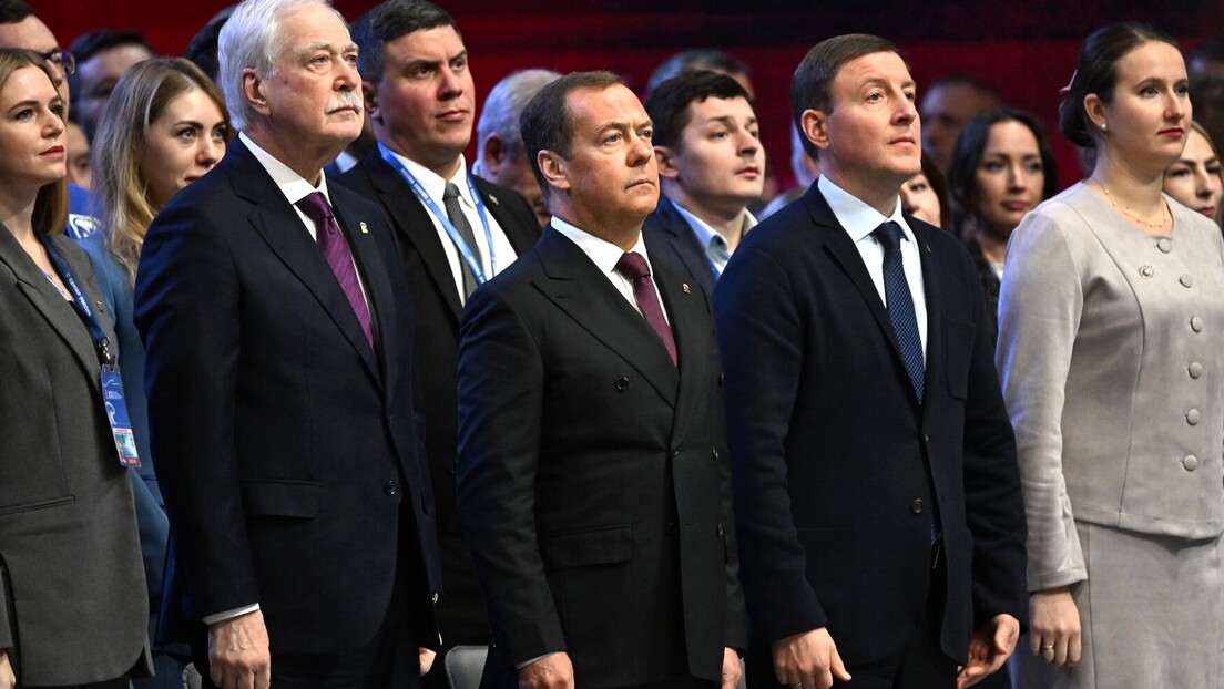 Медведев: Нико никада није успео да потчини Русију својој вољи, а не може ни сада