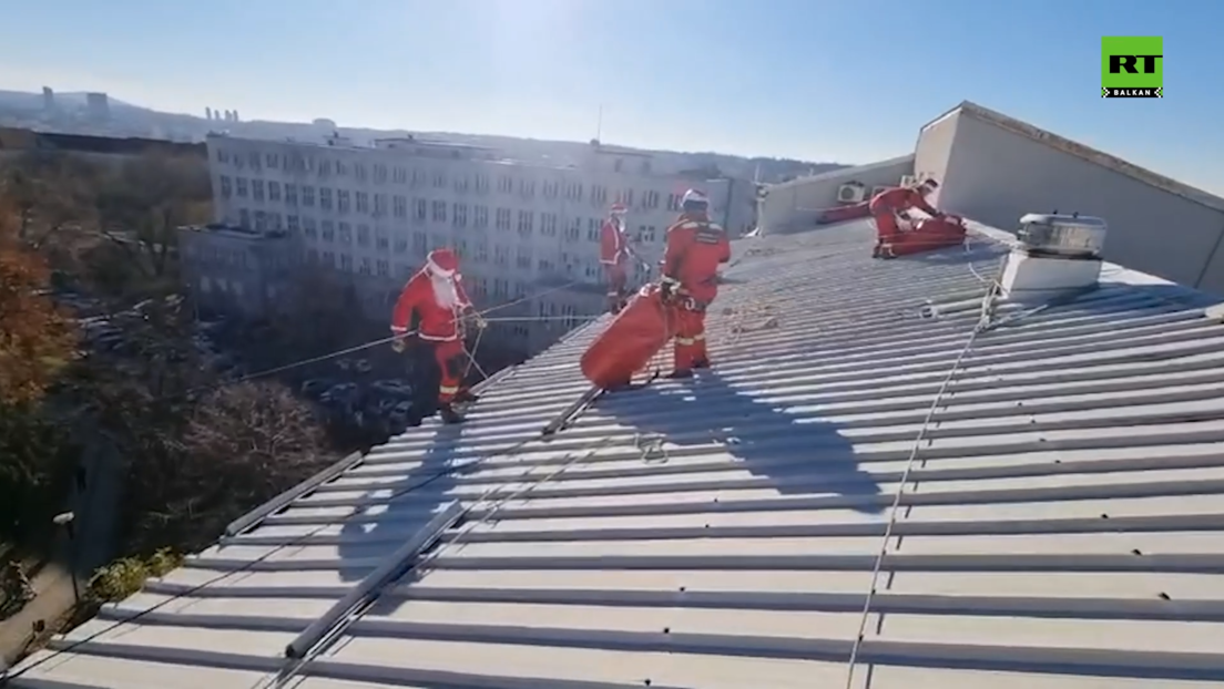 Deda Mrazovi sa krova iznenadili decu u Tiršovoj (VIDEO)