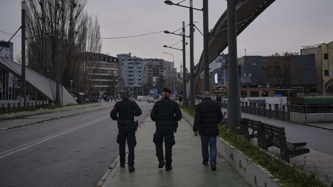 Kurtijeva policija upala u Leposavić: Pretresaju magacin i market, parkirani policijski džipovi