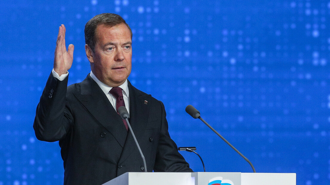 Visoka inflacija i nenormalni političari: Medvedev čestitao Božić Evropljanima