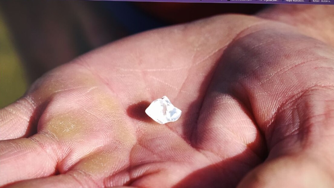 Мислио да је комадић стакла: Током шетње у парку пронашао огроман дијамант