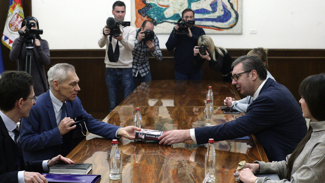 "Strogo poverljivo": Šta je ambasador Rusije poklonio predsedniku Srbije?