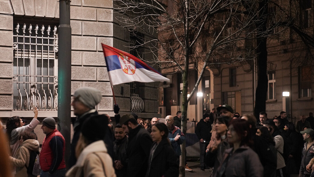 Sa korica "Mustre za revoluciju" među demonstrante:  Kakve veze sa protestima ima Srđa Popović?