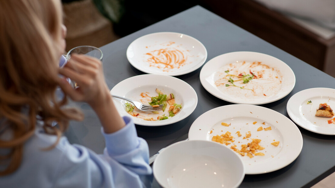 Да ли је пристојно да сложимо тањире у ресторану након оброка или ипак препустити посао конобару