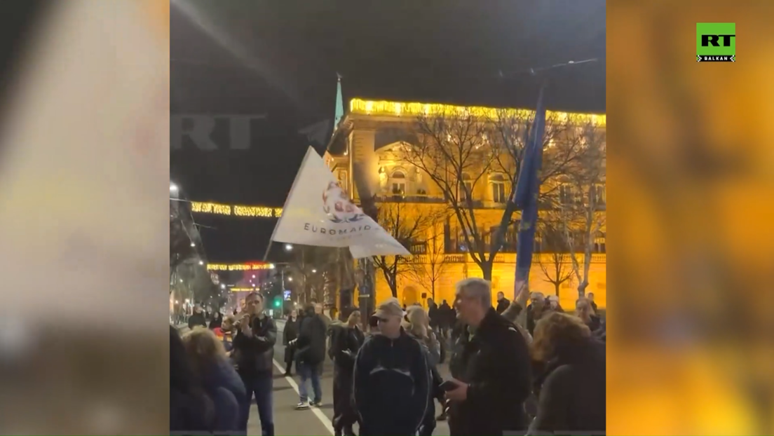 Majdanizacija Srbije: Provokativna zastava na protestima opozicije (VIDEO)