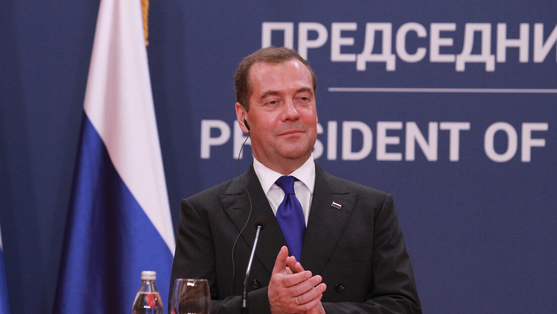 Медведев о 2024: Расписивање потернице за Бајденом, појава Династије рептоида у Јапану и...