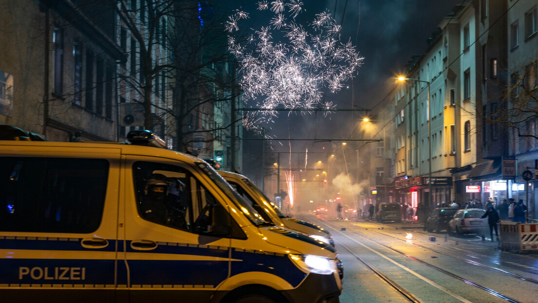 Бурна новогодишња ноћ у Немачкој: Изгреди на улицама, младић погинуо од петарде