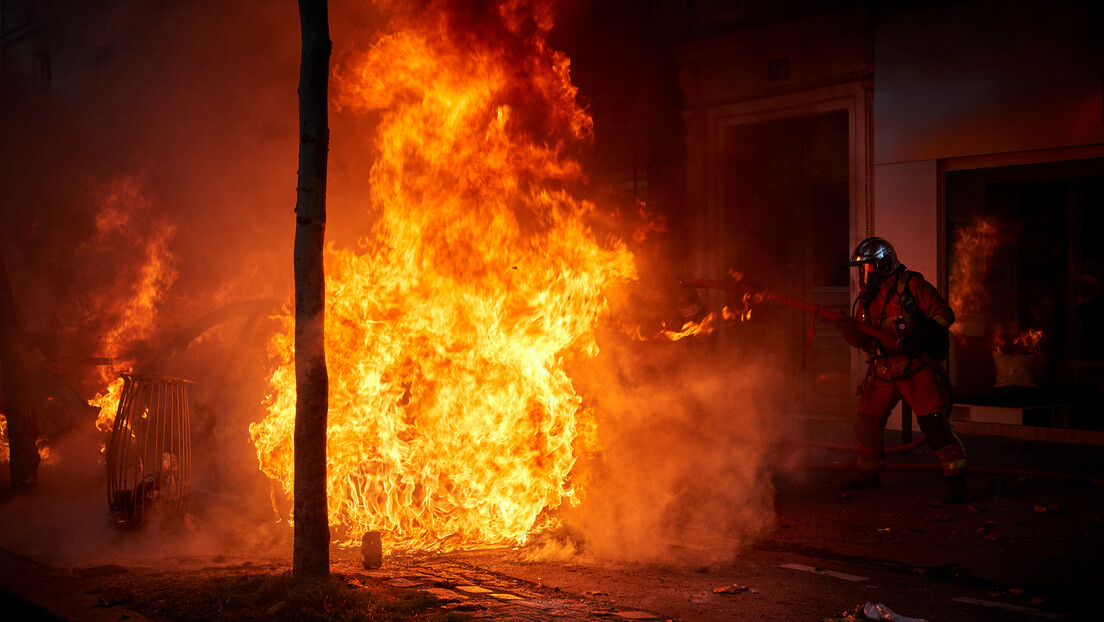 Vatreno u Francuskoj u novogodišnjoj noći:  Zapaljeno 745 automobila, privedeno više od 380 ljudi