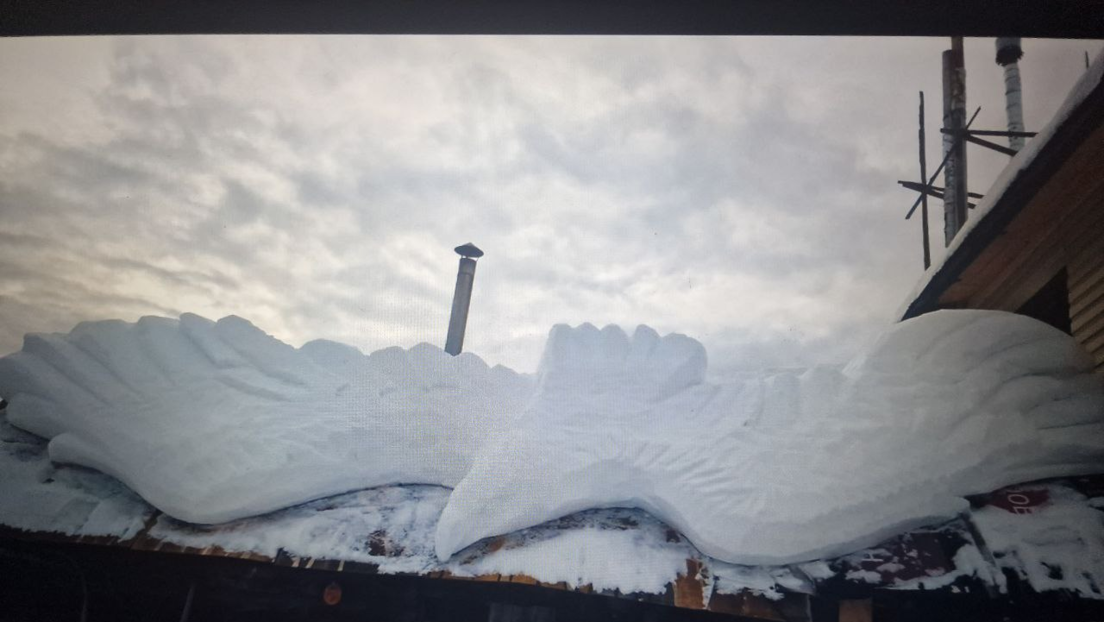 Вајање по снегу: Становник Русије прави јединствене скулптуре од снега на крову своје куће