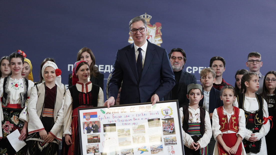 Vučić sa srpskom decom iz Severne Makedonije: Hvala vam što čuvate naše običaje i kulturu