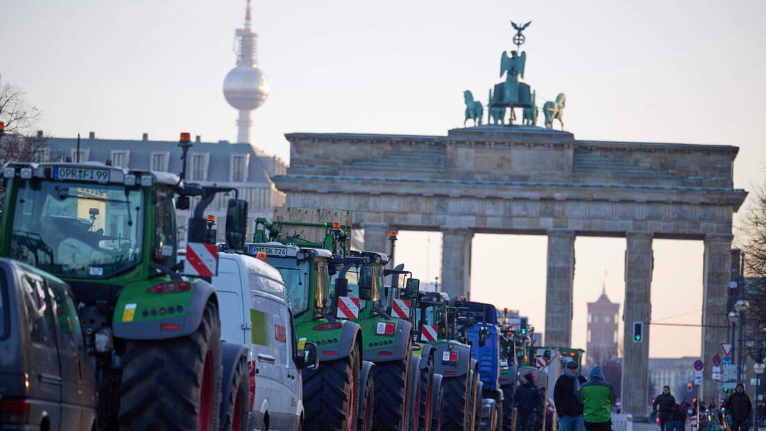 Колапс у Немачкој: Трактори код Бранденбуршке капије, АфД стао уз пољопривреднике (ВИДЕО)