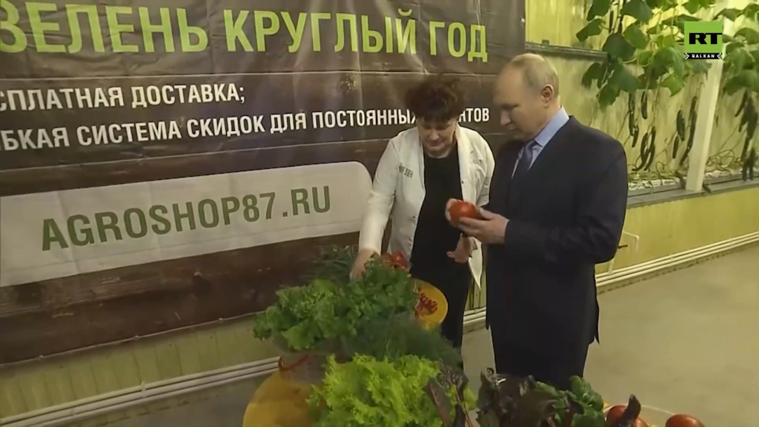 Путин у стакленику на Чукотки