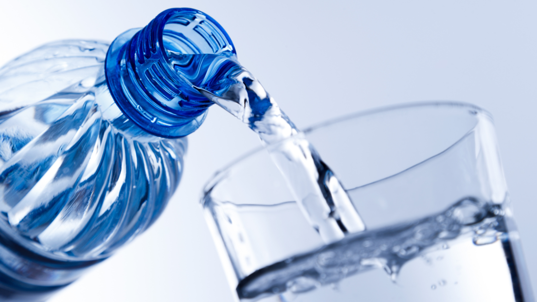 Opasnost vreba iz plastične flaše za vodu: Flaširana voda sadrži  250 hiljada čestica nanoplastike