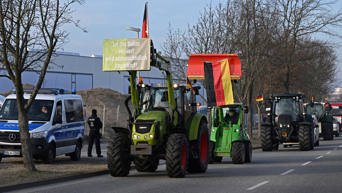 Пољопривредници кренули тракторима на Шолца: Строге мере обезбеђења испред складишта које обилази