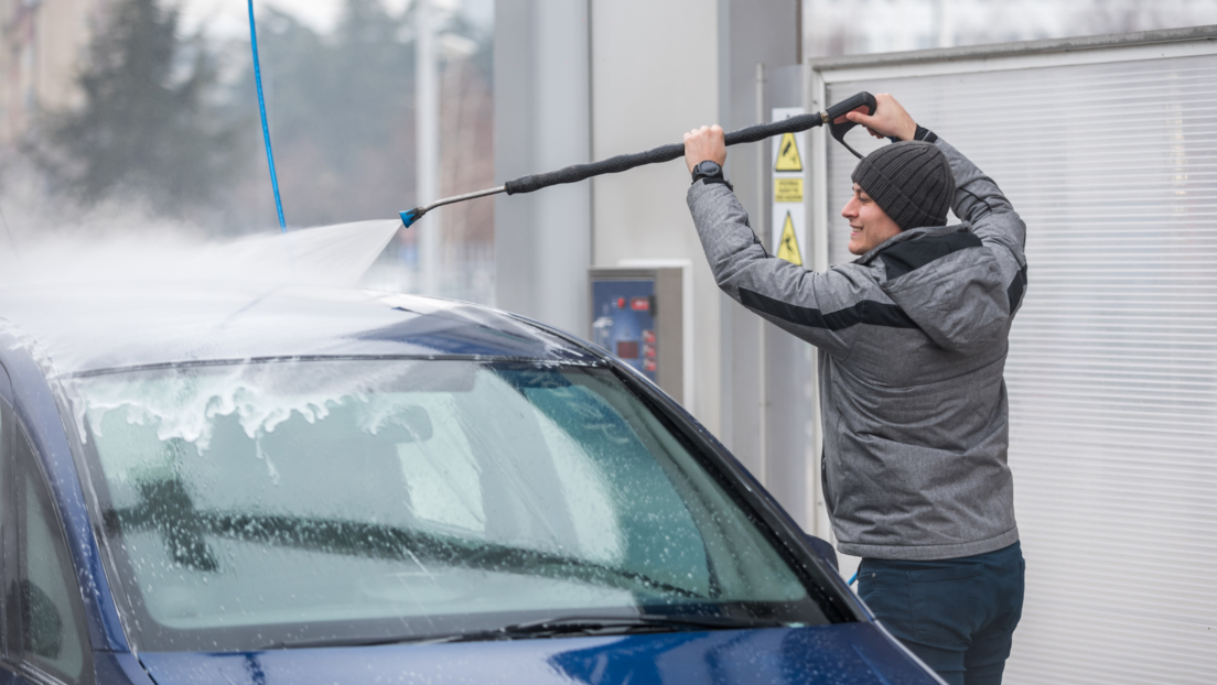 Прање аутомобила у зимским условима: Када је препоручљиво, а када га треба избегавати