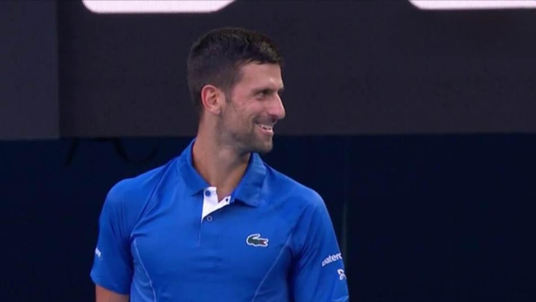 Novak nasmejao sve na stadionu - usred meča imao "šmekersko" pitanje za navijača