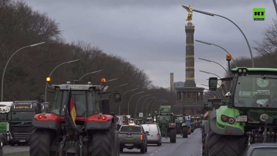 Колапс у Берлину: Пољопривредници испред Бранденбуршке капије (ВИДЕО/ФОТО)