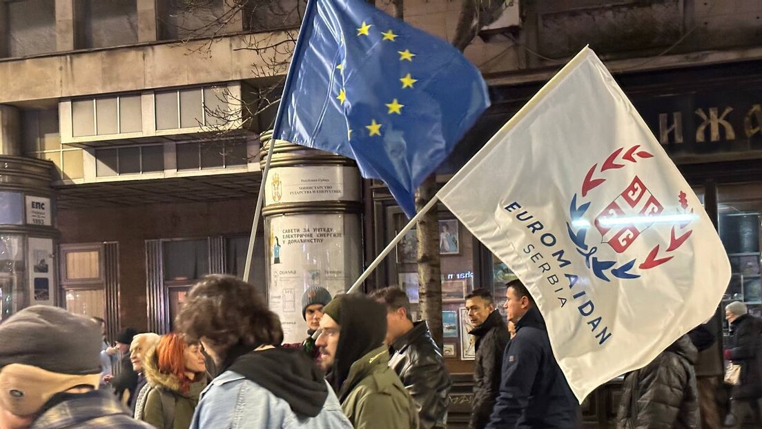 "Evromajdan Srbija": Sporna zastava opet na protestu usred Beograda (VIDEO)