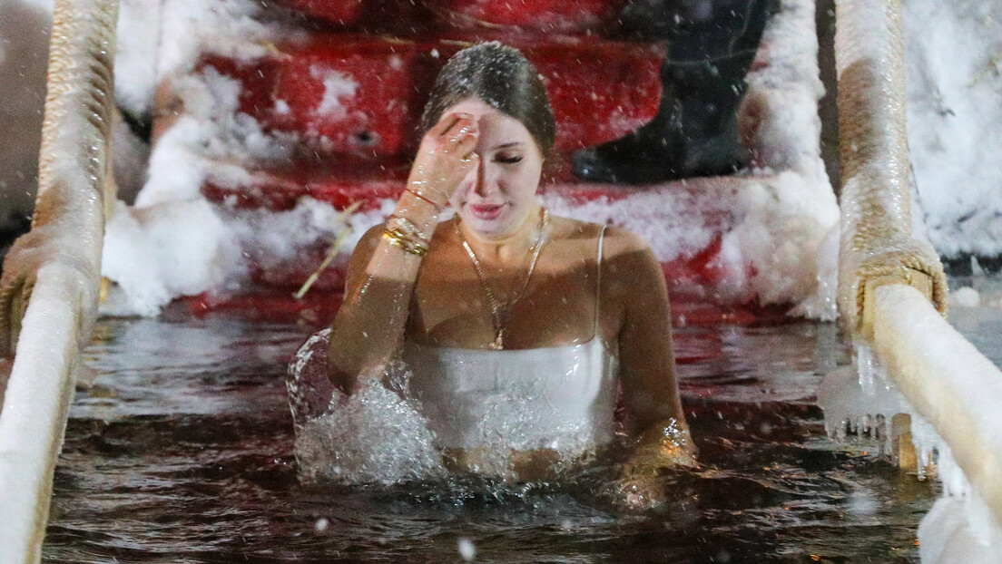 Bogojavljensko kupanje u Rusiji na minus 41: Tradicija stara nekoliko vekova (FOTO, VIDEO)