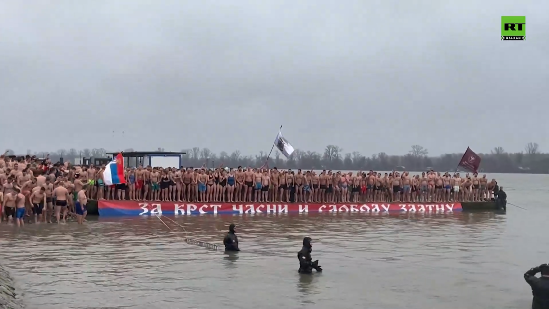 Vernici u Zemunu plivali za Časni krst: Za Srbiju, Republiku Srpsku i Rusiju (FOTO, VIDEO)
