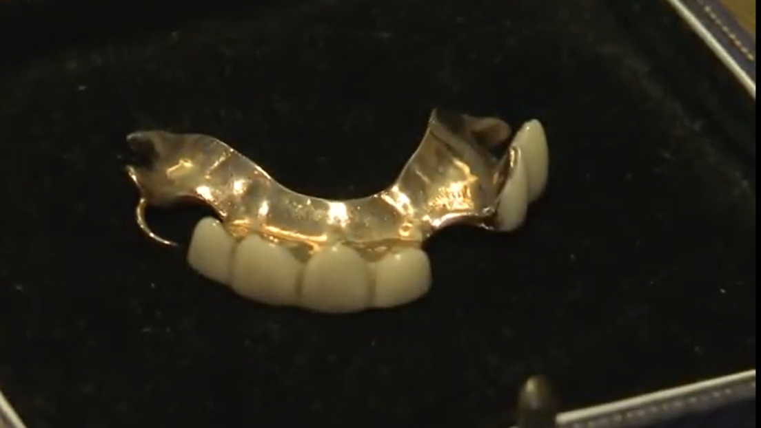 Вештачки зуби Винстона Черчила на аукцији, почетна цена око 10.000 долара
