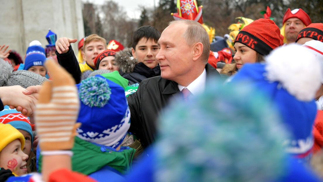 Putin dodelio poseban status porodicama sa troje ili više dece