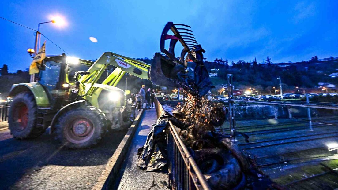 "Докле год је потребно": Пољопривредници блокирају путеве у Француској (ВИДЕО)