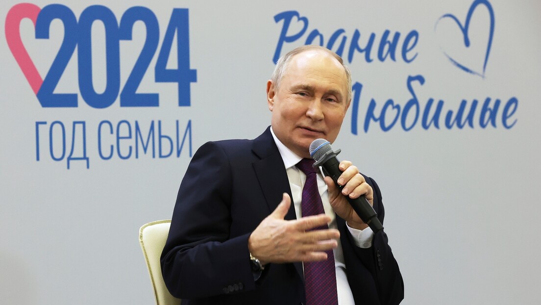 Putin: Porodice sa više dece su osnov zemlje