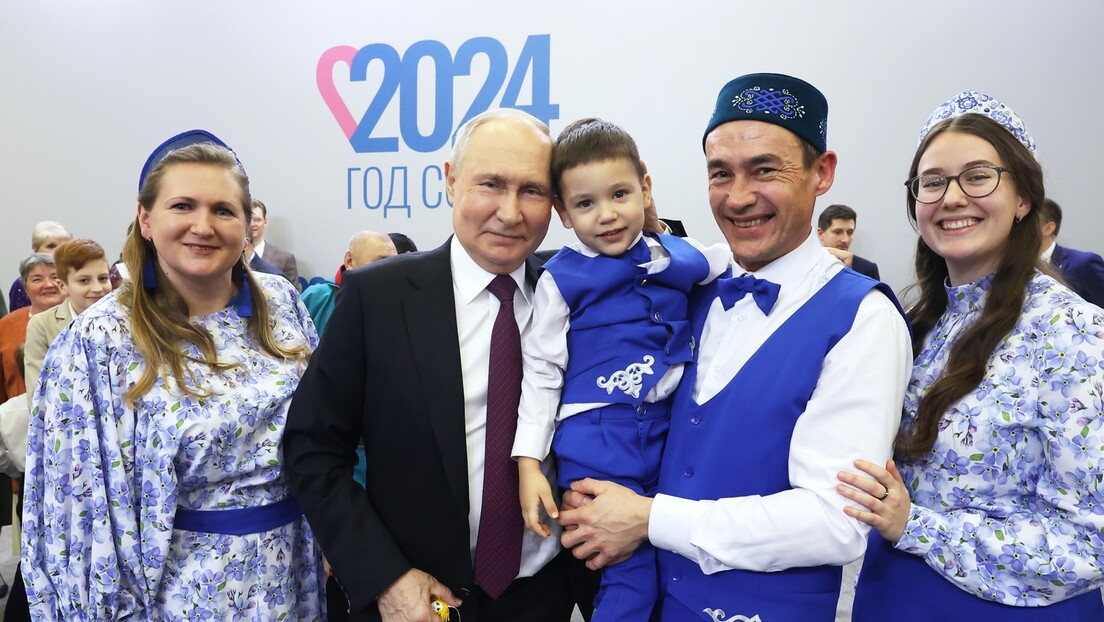 Путин: Јачање породице је наш национални приоритет