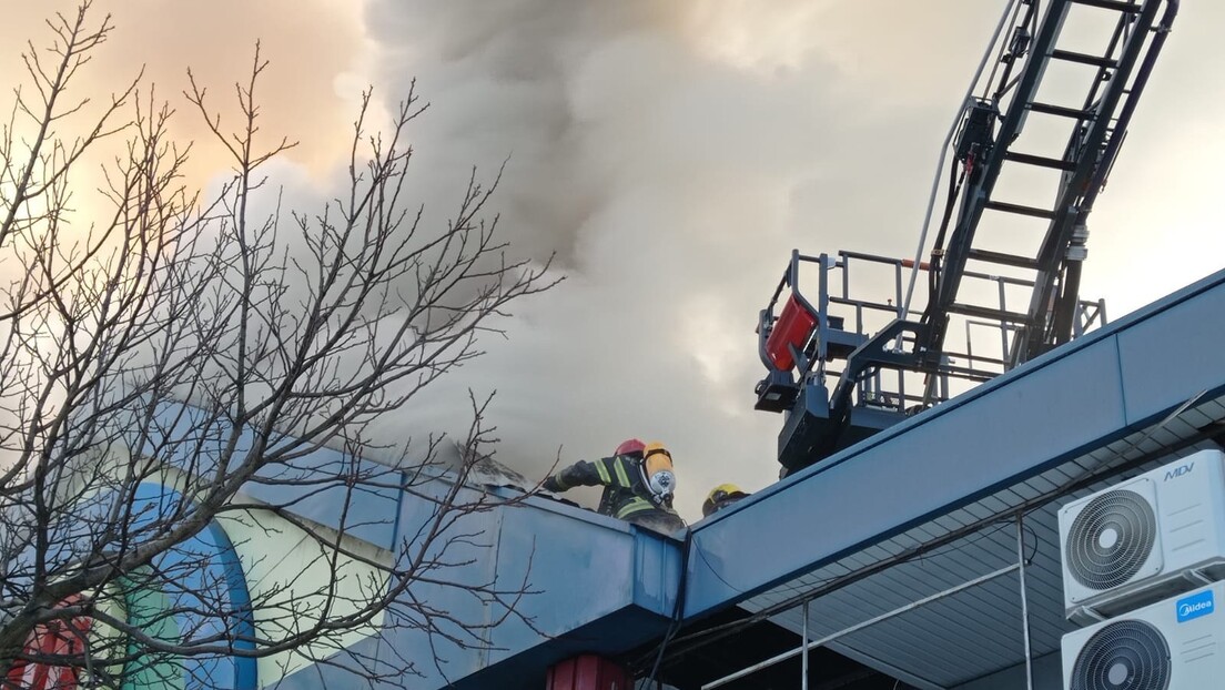 Lokalizovan požar u Kineskom tržnom bloku 70: Vatru gasili i helikopteri, nema povređenih (VIDEO)