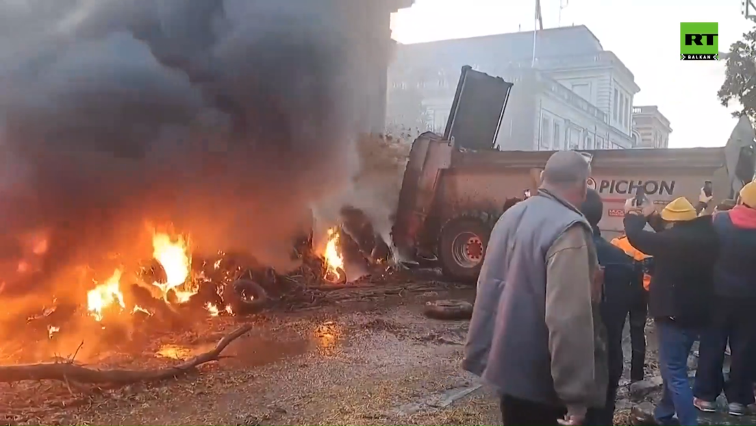Ватрени протести у Француској: Ђубриво и пожар код управне зграде у Ажену (ВИДЕО)