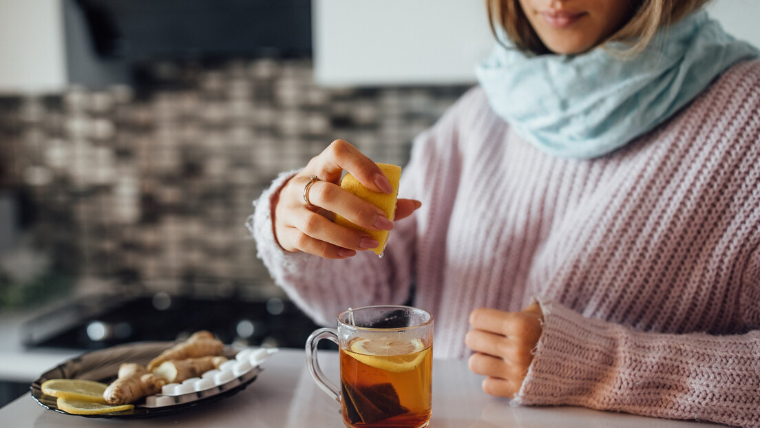 Vitamin C, cink i med u čaju: Šta stvarno ublažava prehladu, a šta ne