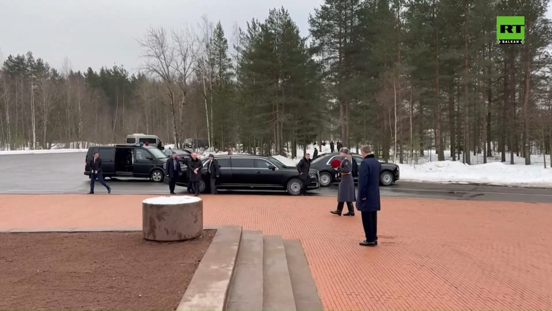 Путин положио цвеће на спомен-обележје палим совјетским војницима (ВИДЕО)