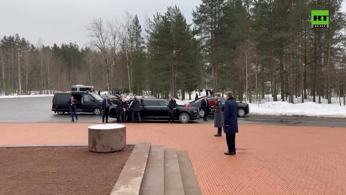 Путин положио цвеће на спомен-обележје палим совјетским војницима