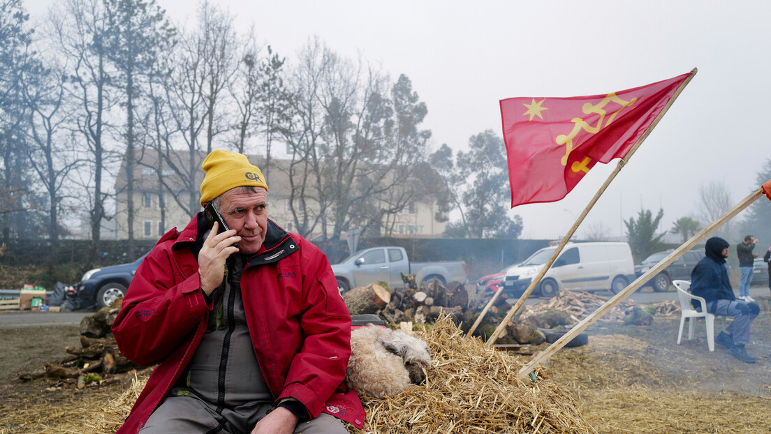Дигла се кука и мотика: Француски пољопривредници прете потпуном блокадом Париза
