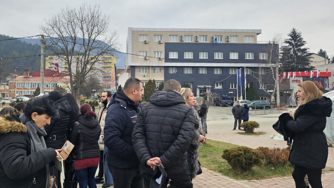 Leposavić: Misterija uklonjenog šatora kod zgrade opštine