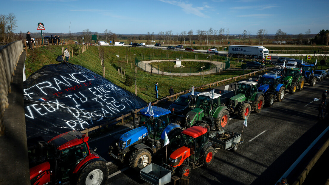 Паника у Француској: Полиција у приправности због протеста пољопривредника
