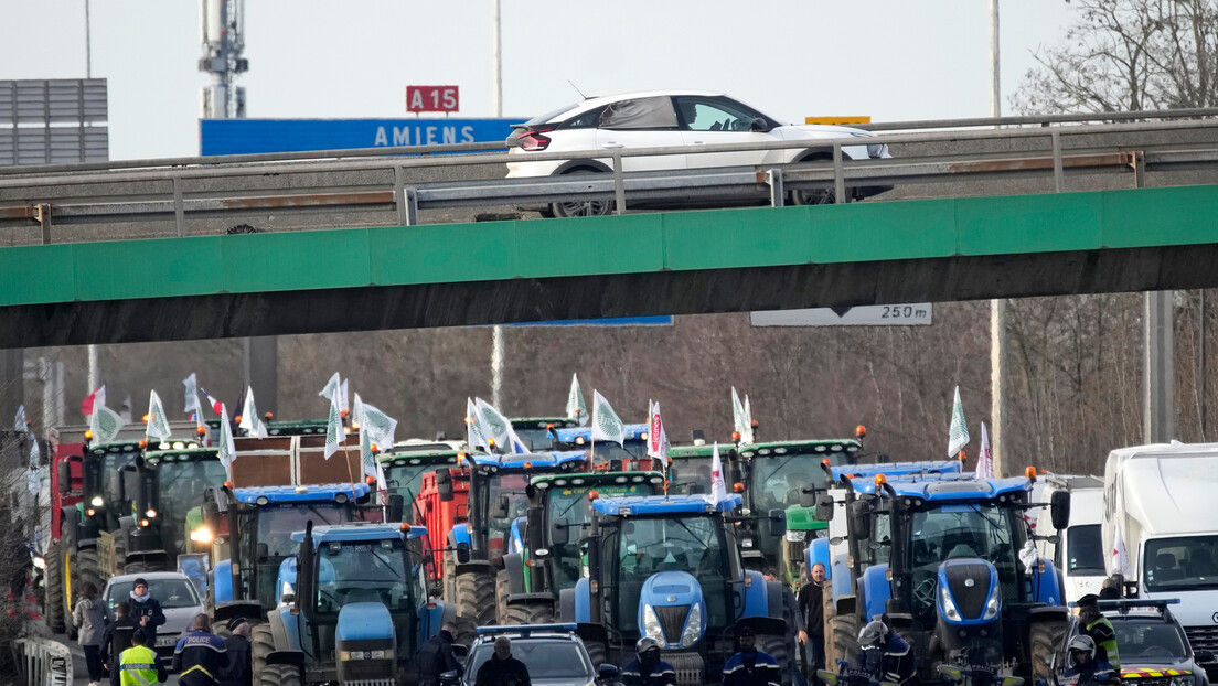 Тракторима на Париз: Заоштравање протеста, француски пољопривредници почели опсаду града светлости