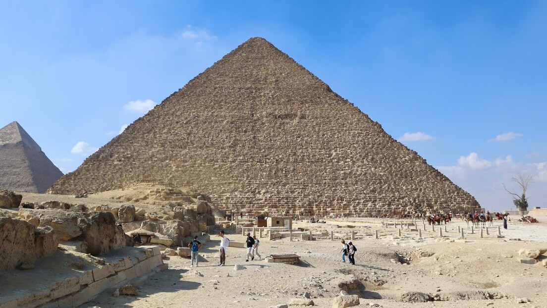 Granitnim blokovima na piramidu u Gizi: Egipćani besni, stručnjaci zgroženi zbog načina restauracije