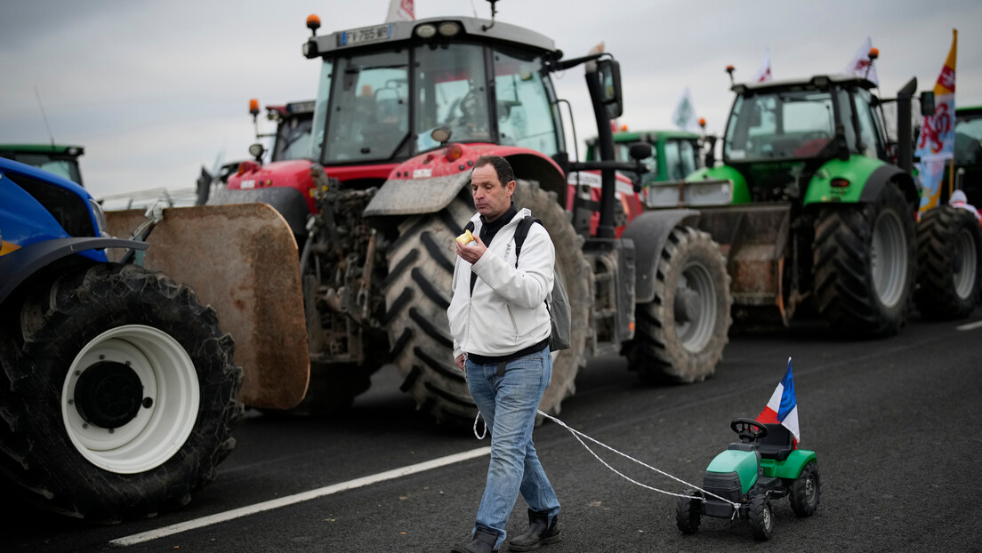 Деца француских фармера протестовала у Стразбуру на тракторима играчкама: Каква нас будућност чека?