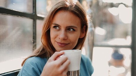 U koliko sati je najbolje da popijemo prvu jutarnju kafu i koliko šolja kafe će nas zaista razbuditi