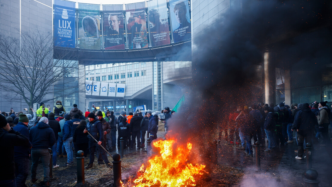 Bunt farmera protiv briselskih dahija: Haos ispred EP, poljoprivrednici zapalili slamu (VIDEO)