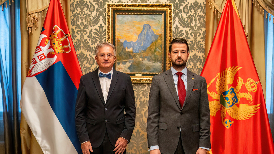 Застава Србије на згради Плавог дворца на Цетињу: Србија опет има амбасадора у Црној Гори (ВИДЕО)