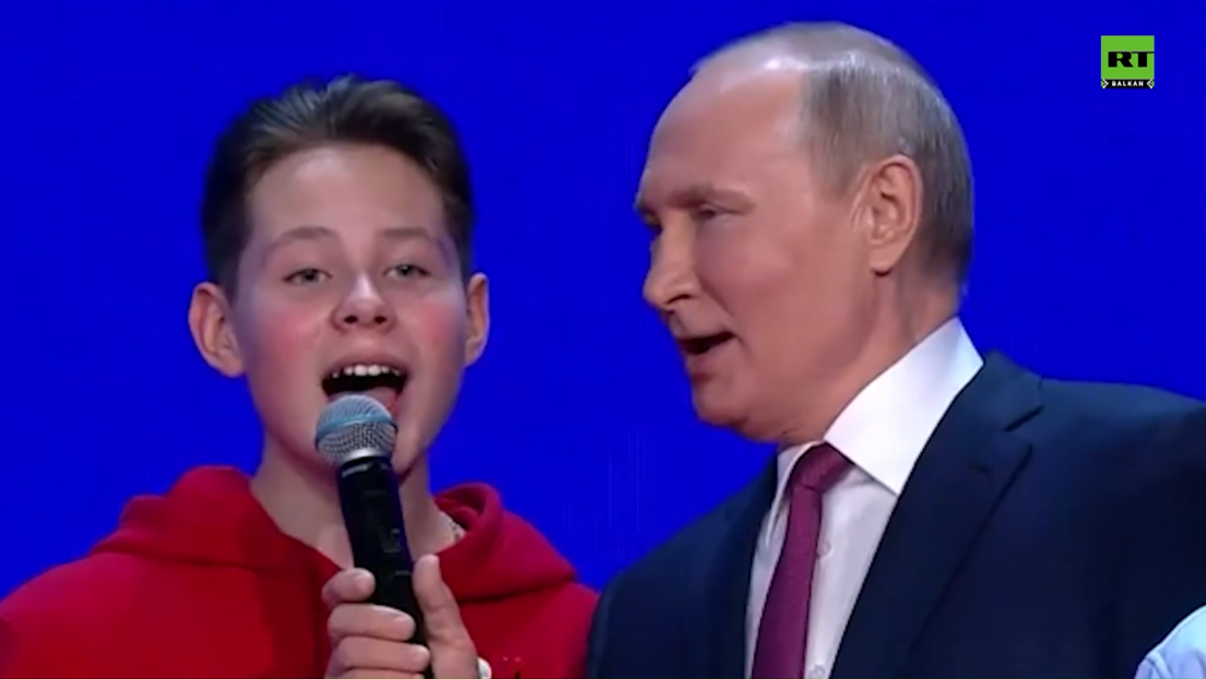 Будућност и младост Русије на једном месту: Путин пева химну са младима (ФОТО, ВИДЕО)