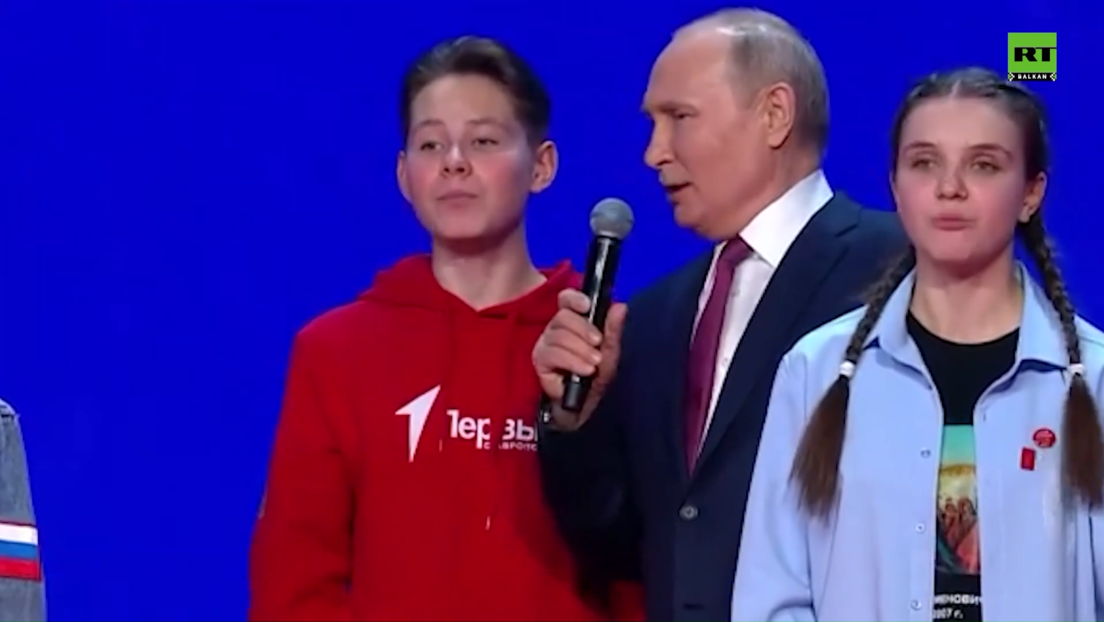 Будућност и младост на једном месту: Путин пева руску химну са младима